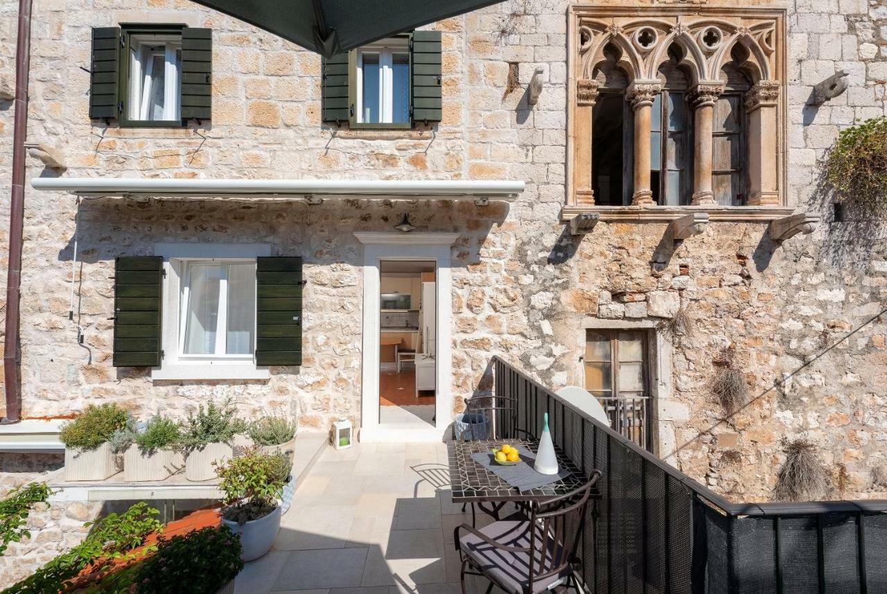 Отель Hektorovic House Хвар Экстерьер фото